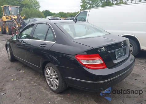 2010 Mercedes-Benz C 300 z USA, uszkodzony, nr VIN WDDGF8BB9AF454536